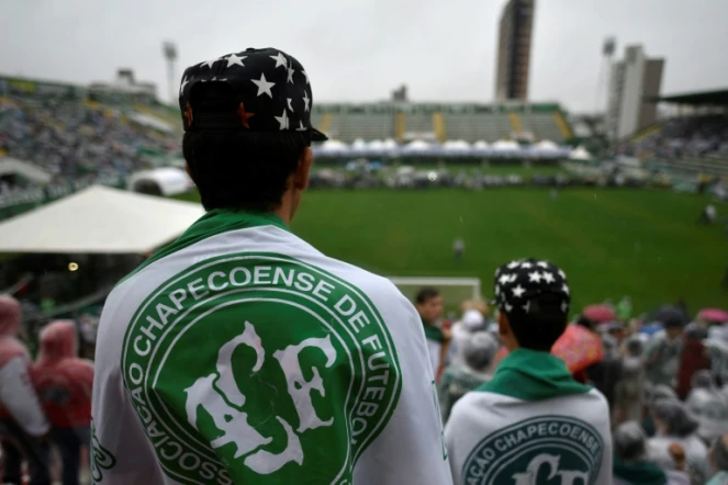 Le public attend le cortège funéraire des joueurs de football brésiliens tués dans un crash aérien à Chapeco, le 3 décembre 2016