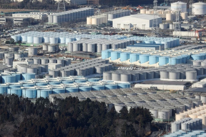 Cette photo aérienne prise par Jiji Press le 14 février 2021 montre une vue des réservoirs utilisés pour le stockage de l'eau traitée à la centrale nucléaire paralysée de Fukushima Daiichi de TEPCO à Okuma, dans la préfecture de Fukushima