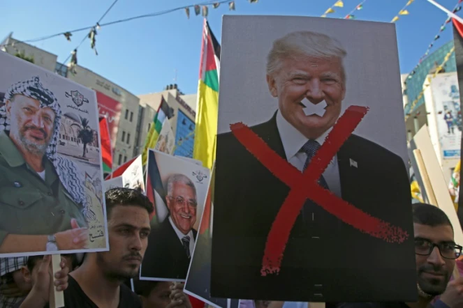 Manifestants palestiniens avec des portraits de Yasser Arafat et de Donald Trump, le 17 juillet 2018 à Naplouse en Palestine