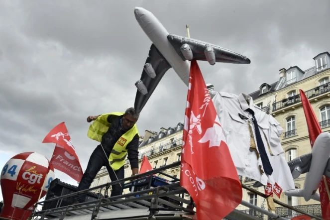 Un employé d'Air France participe à une manifestation nationale anti-austérité à l'appel de plusieurs syndicats, le 8 octobre 2015 à Paris