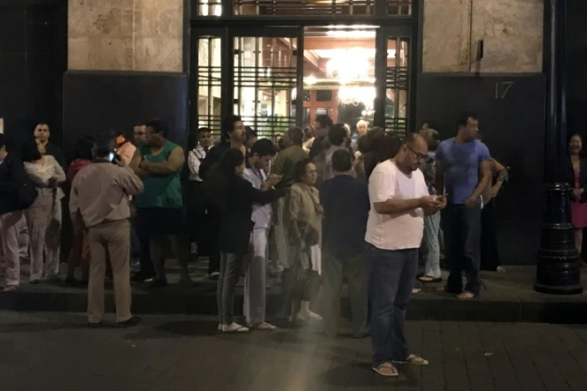 Des personnes rassemblées dans la rue pendant un séisme, le 7 septembre 2017 à Mexico