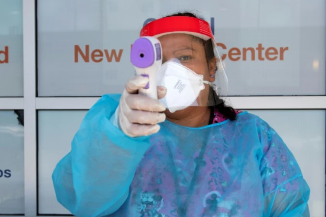 Un agent de santé tient un thermomètre sur un site de test du Covid-19 à St. John's Well Child and Family center à Los Angeles le 24 juillet 2020