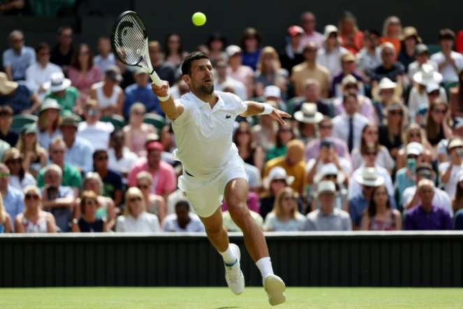 Le Serbe Novak Djokovic à la volée contre le Polonais Hubert Hurkacz en huitième de finale de Wimbledon le 10 juillet 2023 à Paris