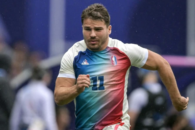 Le demi de mêlée Antoine Dupont avec l'équipe de Frande de rugby à VII, face à l'Afrique du Sud, lors des Jeux olympiques, le 27 juillet 2024 au Stade de France
