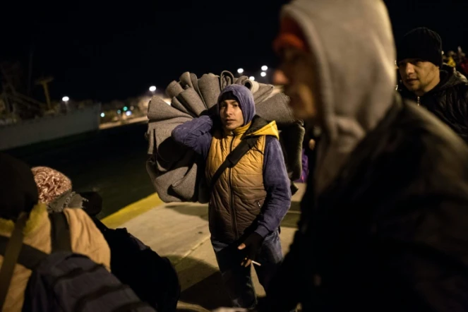 Des migrants arrivent au port du Pyrée, à Athènes, après une traversée depuis les îles de Lesbos et Chios, le 23 janvier 2016