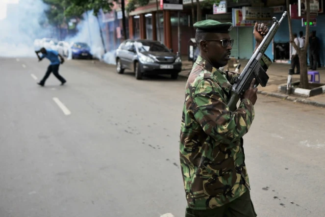Un policier recharge son arme lors d'une manifestation de l'opposition à Nairobi le 13 octobre 2017