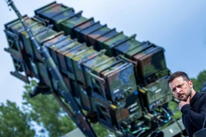 Le président ukrainien Volodymyr Zelensky devant une batterie de missiles antimissiles américaine Patriot, le 11 juin 2024 dans un camp d'entraînement militaire de la région du Mecklembourg-Poméranie-Occidentale, en Allemagne