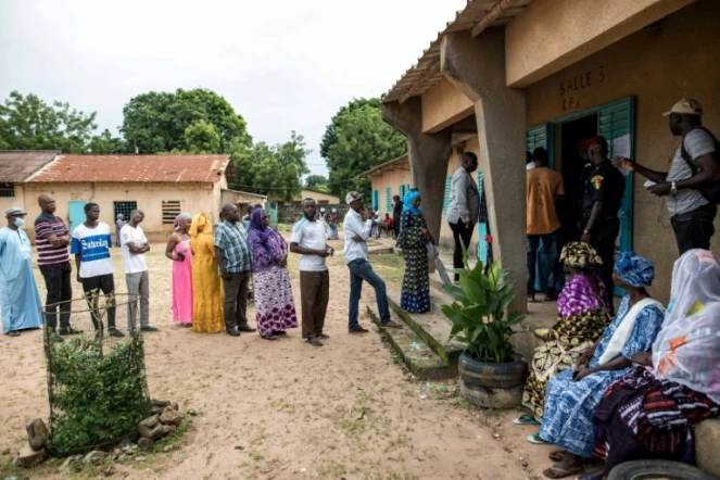 Des électeurs font la queue devant un bureau de vote de Ziguinchor, dans le sud du Sénégal, le 31 juillet 2022