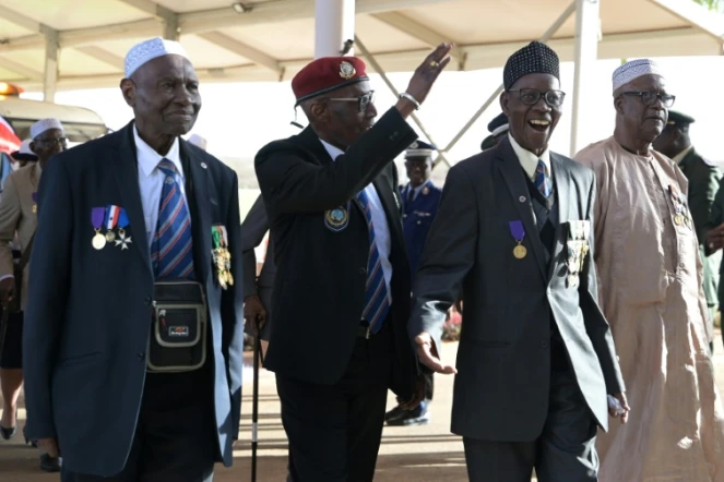 Les anciens combattants Gorgui Mbodji (g), Yero Dia (2e g) et Oumar Dieme (2e d) à leur arrivée à l'aéroport international Blaise Diagne  au Sénégal, le 28 avril 2023