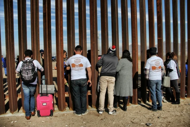 Des familles à la frontière américano-mexicaine le 10 décembre 2017