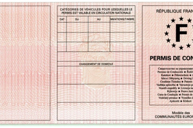 Ce document délivré le 17 décembre 2013 à Paris, par l'Agence nationale des Titres écurisés (ANTS) présente le permis transitoire, en trois volets, qui sera mis en circulation le 19 janvier 2013.