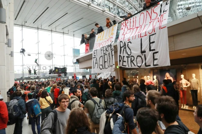 Des militants de mouvements écologistes, dont Extinction Rebellion (XR), manifestent dans le centre commercial Italie 2, le 5 octobre 2019 à Paris