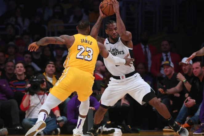 Kawhi Leonard des Los Angeles Clippers (d) à la lutte avec LeBron James des Los Angeles Lakers, en NBA au Staples Center, le 25 décembre 2019 