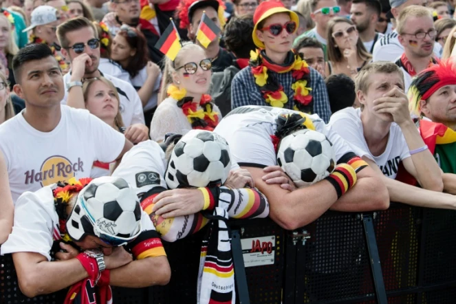 La consternation de supporters allemands lors du match de l'Allemagne face à la Corée du Sud, diffusé sur un écran géant à Berlin