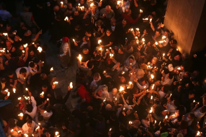 Une foule de pèlerins à la traditionnelle cérémonie du du "samedi des lumières" de la Pâque orthodoxe dans l'église du Saint-Sépulcre dans la Vieille ville de Jérusalem, le 15 avril 2017 