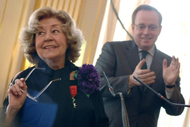 L'actrice Suzy Delair félicitée par le ministre de la Culture Renaud Donnedieu de Vabres qui vient de l'élever au grade d'officier de la Légion d'honneur, le 21 février 2007 à Paris