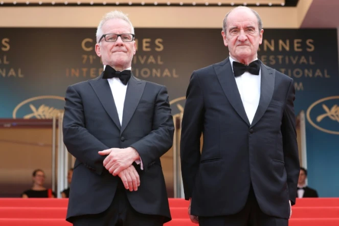 Le président du festival de Cannes, Pierre Lescure (D) et son délégué général, en charge de la sélection, Thierry Frémaux à leur arrivée à une projection le 18 mai 2018 à Cannes