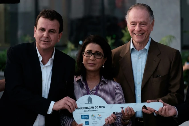 Le maire de Rio Eduardo Paes, la coordinatrice du CIO Nawal El Moutawakel et le président du Comité olympique brésilien Carlos Nuzman lors de l'inauguration du centre de presse des JO-2016, le 11 avril 2016 à Rio