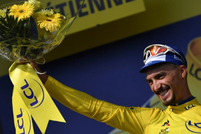 Le Français Julian Alaphille prend le maillot de leader du Tour de France le 13 juillet 2019 à l'issue de la 8e étape