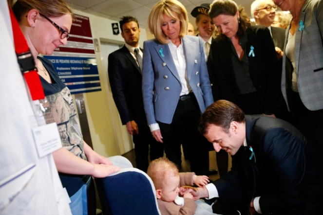 Le président Emmanuel Macron, son épouse Brigitte et la ministre de la Santé Agnès Buzyn visitent un centre spécialisé dans la détection précoce des enfants autistes, le 5 avril 2018 à Rouen