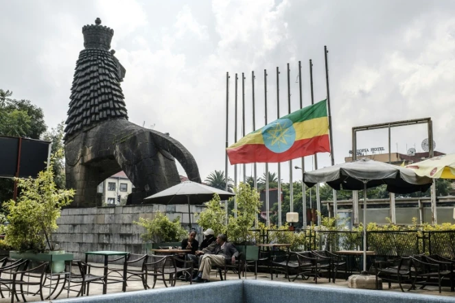Le drapeau ethiopien est à moitié baissé en signe de deuil sur cette place d'Addis Abeba, le 24 juin 2019