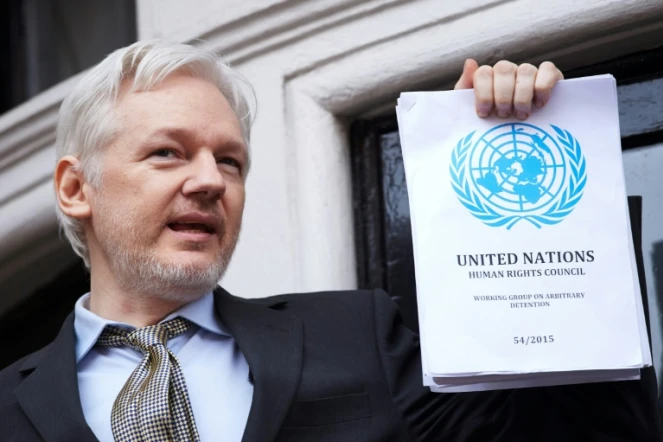 Julian Assange s'adresse à la presse en montrant le rapport que lui consacre l'ONU, le 5 février 2016, à l'ambassade d'Equateur à Londres