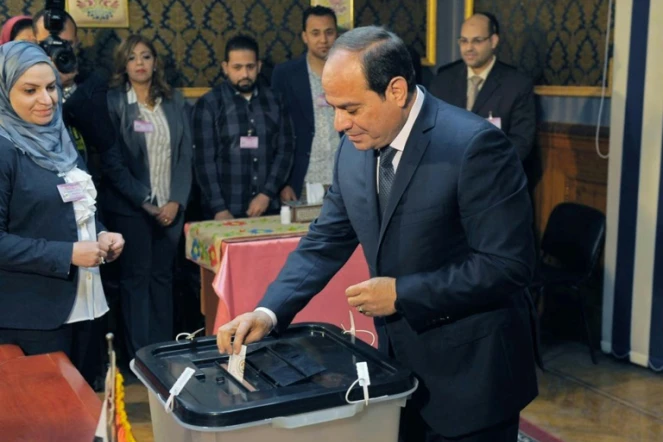 Une photo obtenue par la présidence montre le président égyptien Abdel Fattah al-Sissi déposant son bulletin dans l'urne lors de l'élection présidentielle le 26 mars 2018