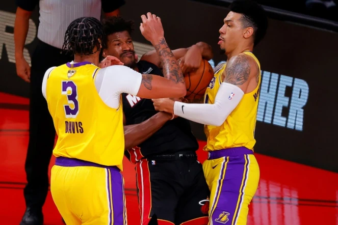 Défense agressive d'Anthony Davis et de Danny Green des Los Angeles Lakers sur Jimmy Butler du Miami Heat dans le match N.4 de la série en finale NBA le 6 octobre 2020 à Lake Buena Vista en Floride