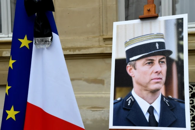 Un portrait du Lieutenant-Colonel Arnaud Beltrame lors d'un hommage au ministère de l'Intérieur, le 28 mars 2018 à Paris