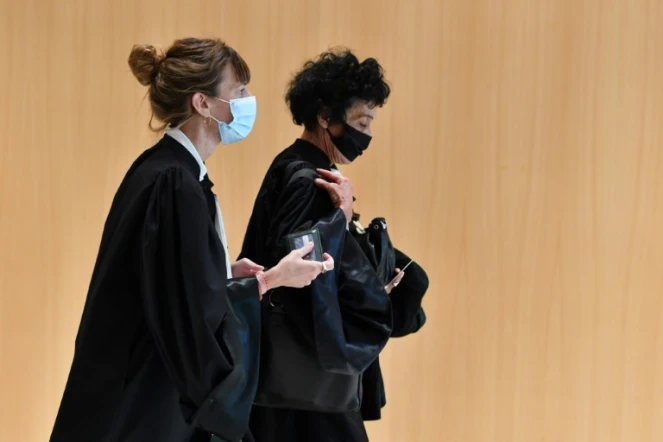 Les avocats de la Défense Zoé Royaux (L) et Isabelle Coutant-Peyre (d) arrivent au tribunal le 2 septembre 2020