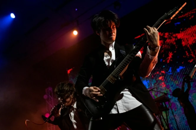 Chitipat Wanyasurakul (D) et Poom "Jay" Euarchukiati (G) du groupe métal thaïlandais Defying Decay, le 12 février lors de leur concert à Bangkok