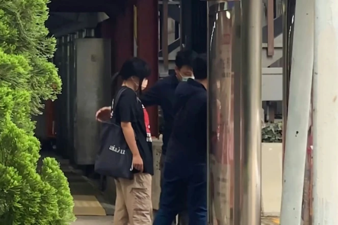 La militante pro-démocratie Chow Hang-tung est emmenée par des policiers en civil après son arrestation à Hong Kong le 4 juin 2021