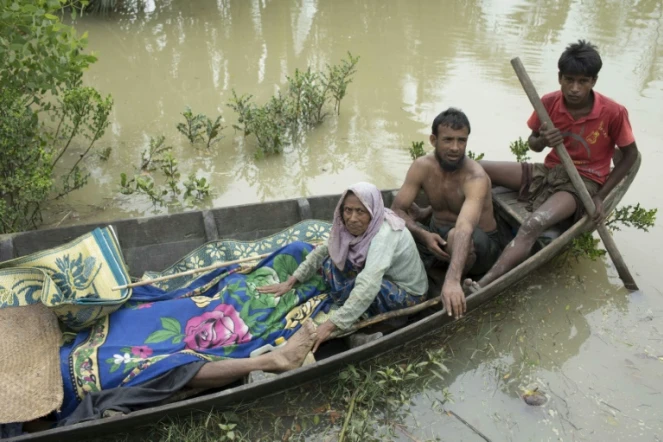 Des Rohingyas ramènent sur la rive des corps de réfugiés qui se sont noyés en tentant de traverser le fleuve Naf de Birmanie vers le Bangladesh, le 6 septembre 2017