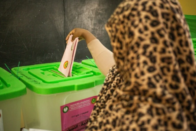 Une femme dépose son bulletin de vote dans une urne à Nouakchott, en Mauritanie, le 13 mai 2023
