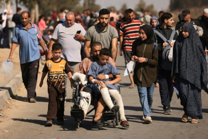 Des familles palestiniennes fuient la ville de Gaza et d'autres parties du nord de Gaza vers les zones méridionales, au moment où s'intensifient les combats entre Israël et le Hamas palestinien, le 10 novembre 2023
