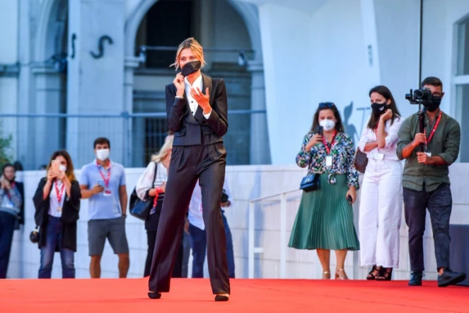 L'actrice Anna Foglietta, mâitresse de cérémonie de la Mostra de Venise, pose sur le tapis rouge le 1er septembre 2020