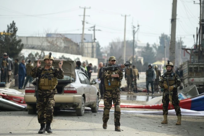 Des membres des forces de sécurité afghanes sur les lieux d'une explosion à la voiture-suicide, le 2 mars 2018 à Kaboul