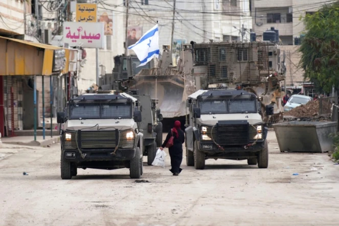 Véhicules militaires israéliens à Jénine, en Cisjordanie occupée, au deuxième jour  d'une opération militaire israélienne, le 22 janvier 2025