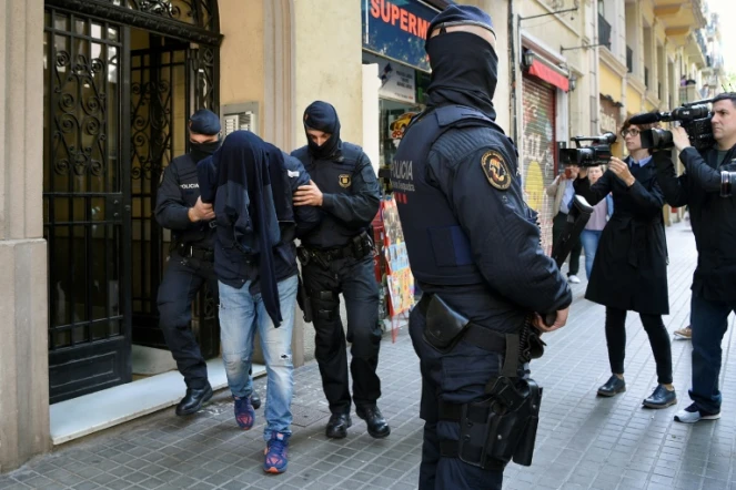 Des policiers catalans interpellent à Barcelone le 25 avril 2017 un homme suspecté d'avoir collaboré avec des suspects dans l'enquête sur les attentats de Bruxelles