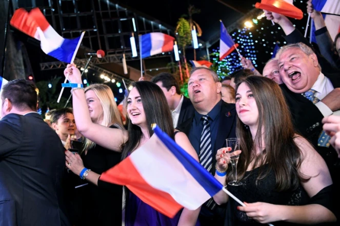 Des sympathisants du Rassemblement National (RN) réagissent à l'annonce des premiers résultats aux Européennes donnant le RN devant LREM, le 26 mai 2019 à Paris 
