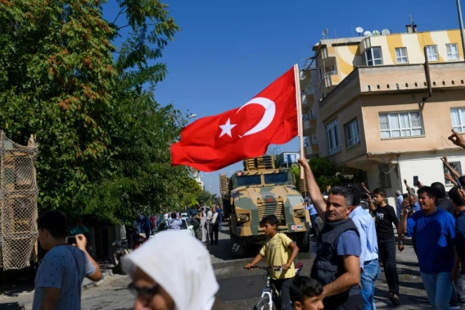 Passage dans la ville turque d'Akcakale de combattants syriens soutenus par Ankara et se dirigeant vers la ville syrienne de Tal Abyad, le 10 octobre 2019