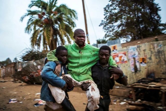 Un homme blessé est transporté dans le bidonville de Kibera à Nairobi, le 12 août 2017