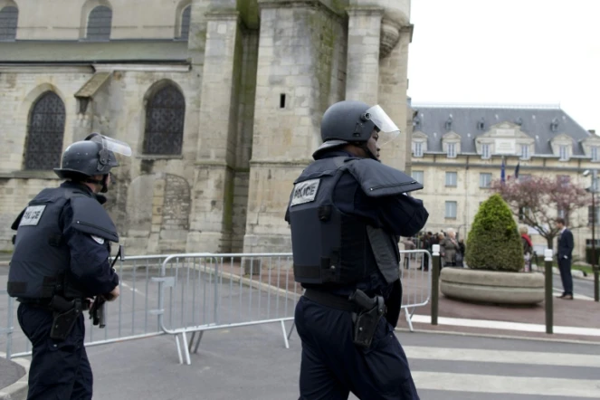 Des policiers patrouillent le 26 avril 2015 à proximité de l'église Saint-Cyr et Sainte-Juliette à Villejuif, cible d'un attenat déjoué