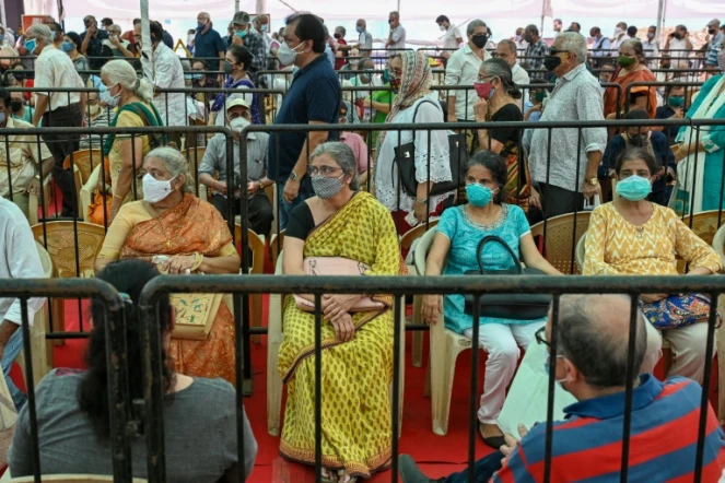 File d'attente dans un centre de vaccination à Bombay le 27 avril 2021
