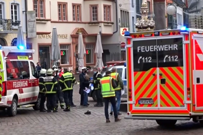 La police et les secours sur les lieux où un "conducteur fou" a fauché plusieurs passants à Trèves, en Allemagne, le 1er décembre 2020