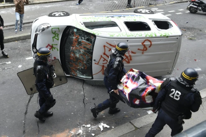 Une camionnette vandalisée à Paris pendant la manifestation des "antifascistes" à la mémoire du militant d'extrême gauche Clément Méric le 4 juin 2016