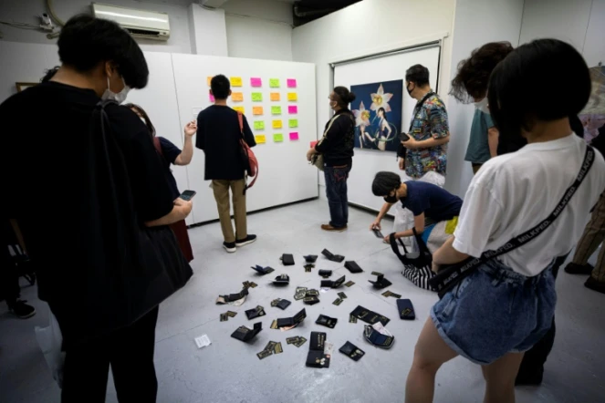 Des visiteurs regardent des oeuvres exposées dans la galerie d'art Same où le vol des oeuvres est permis, le 9 juillet 2020 à Tokyo 