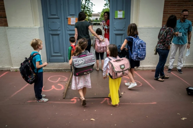 Parents et enfants arrivent à l'école primaire Jules Julien à Toulouse, le 22 juin 2020 suite à une réouverture des écoles en France