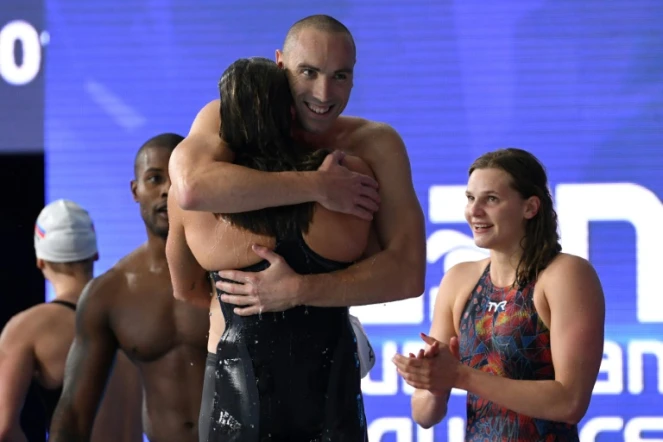 Les Français célèbrent la médaille d'or du 4x100 m nage libre mixte lors des championnats d'Europe de Glasgow le 8 août 2018