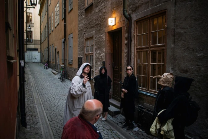 Le guide Mike Anderson, en costume, promène les visiteurs dans une "marche contre la peste", le 30 mai 2020 à Stockholm, racontant les grandes épidémies du passé